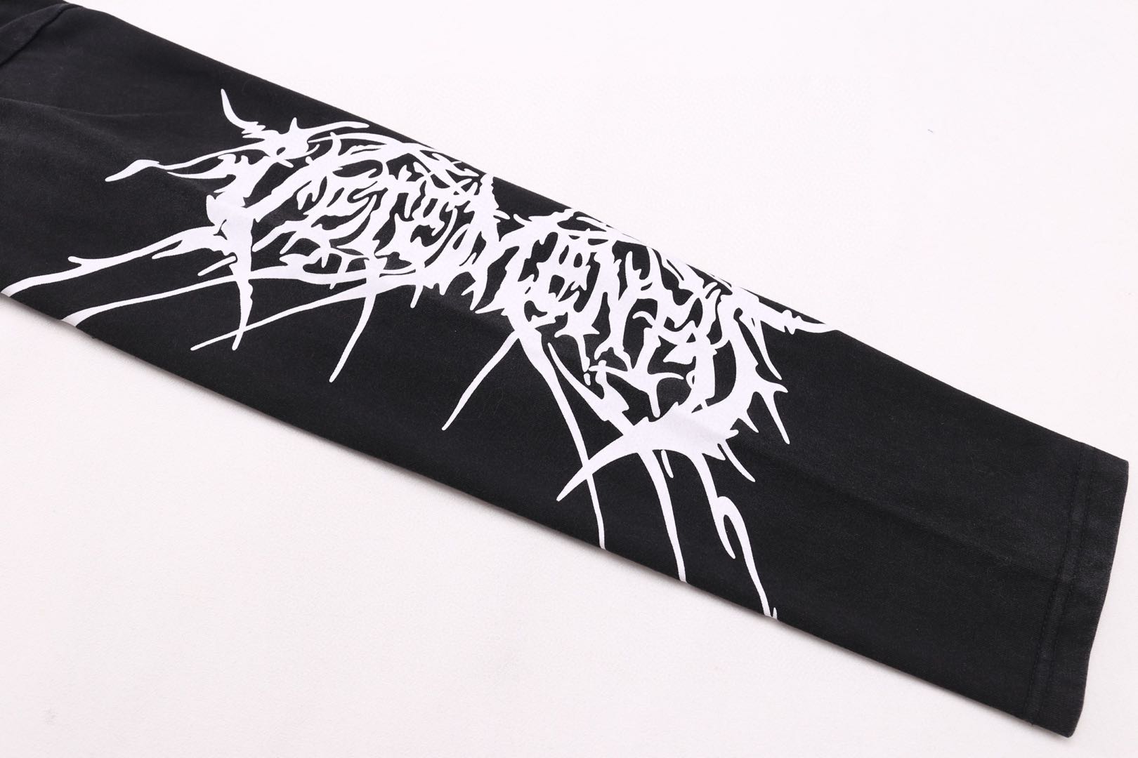 VETEMENTS Graphic Print Long Sleeve T-Shirt (UA66LS610BW-BLACK）