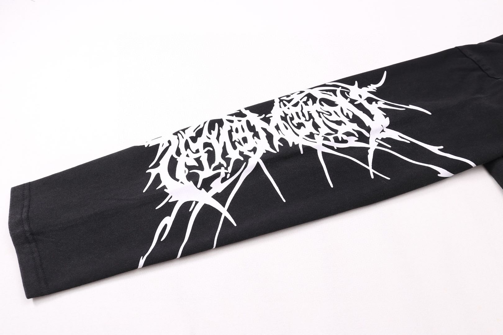 VETEMENTS Graphic Print Long Sleeve T-Shirt (UA66LS610BW-BLACK）