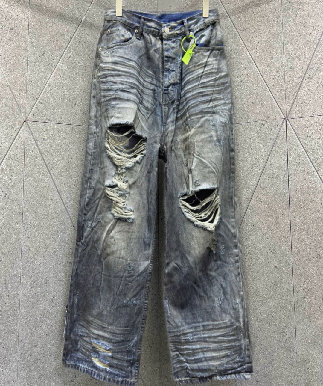 BALENCIAGA  Ripped, loose jeans（751111TDW143359）