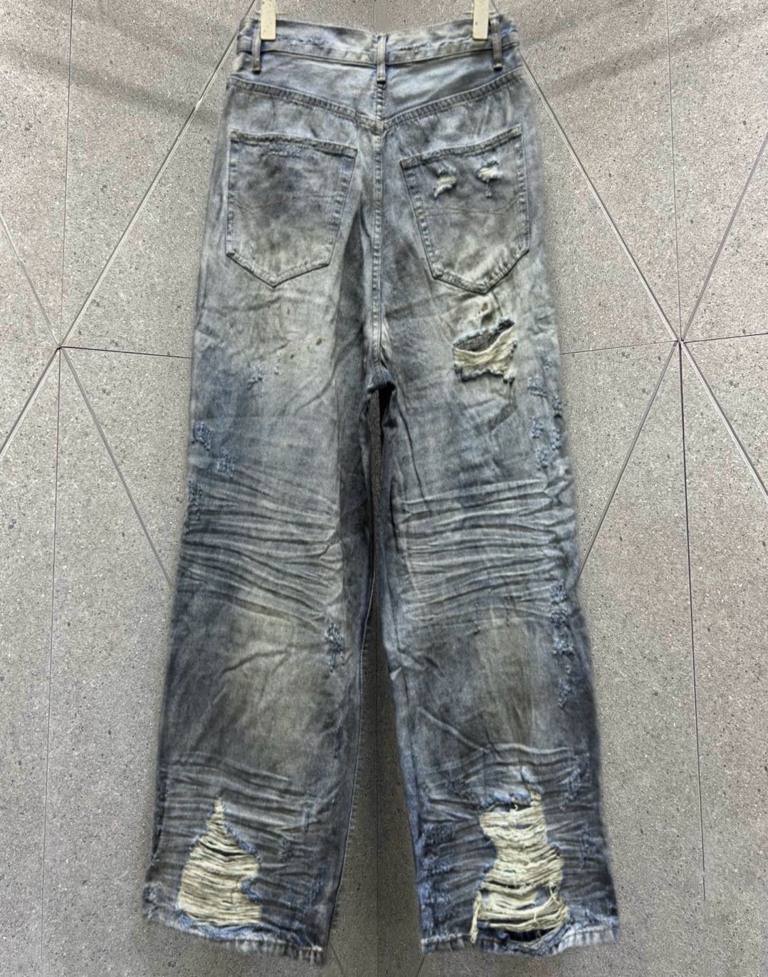 BALENCIAGA  Ripped, loose jeans（751111TDW143359）