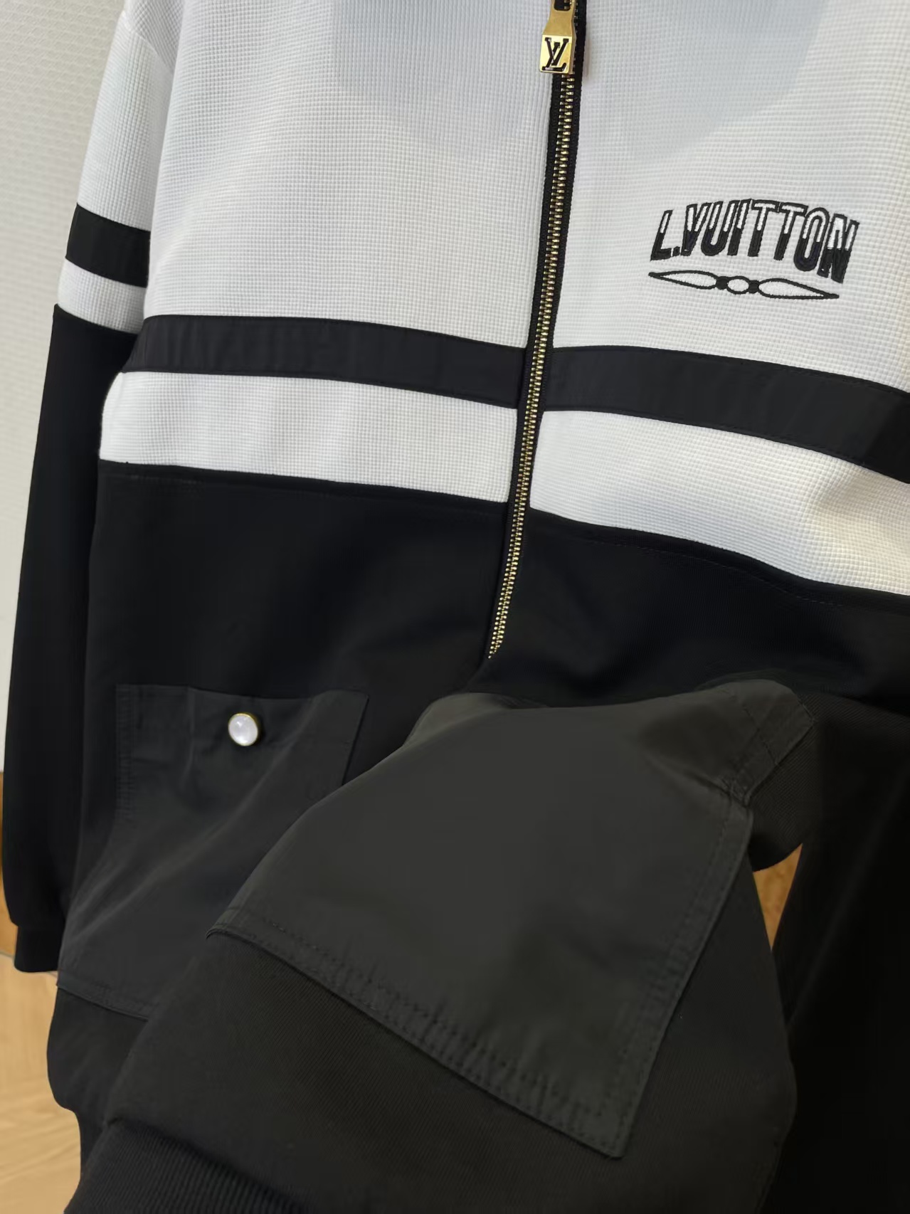 Louis Vuitton mixed fabric and jersey jacket（1AHWAH）