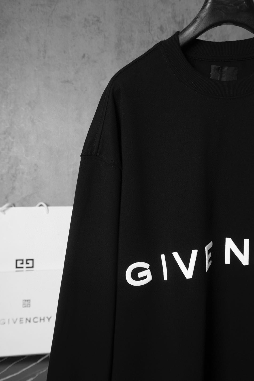 Givenchy 22SS embroidered crew neck sweatshirt（BMJOHA3Y8M-001）