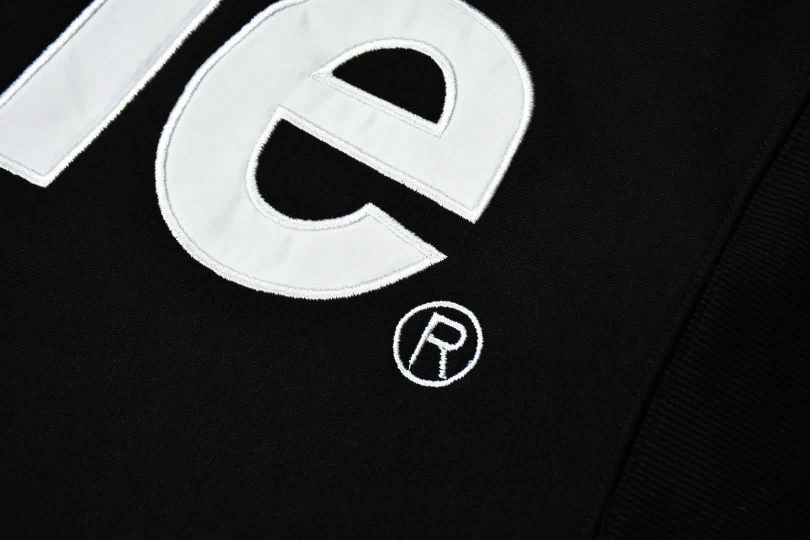 Supreme FW23 Week8 Satin Appliqu Hoodie（SUP-FW23-148）