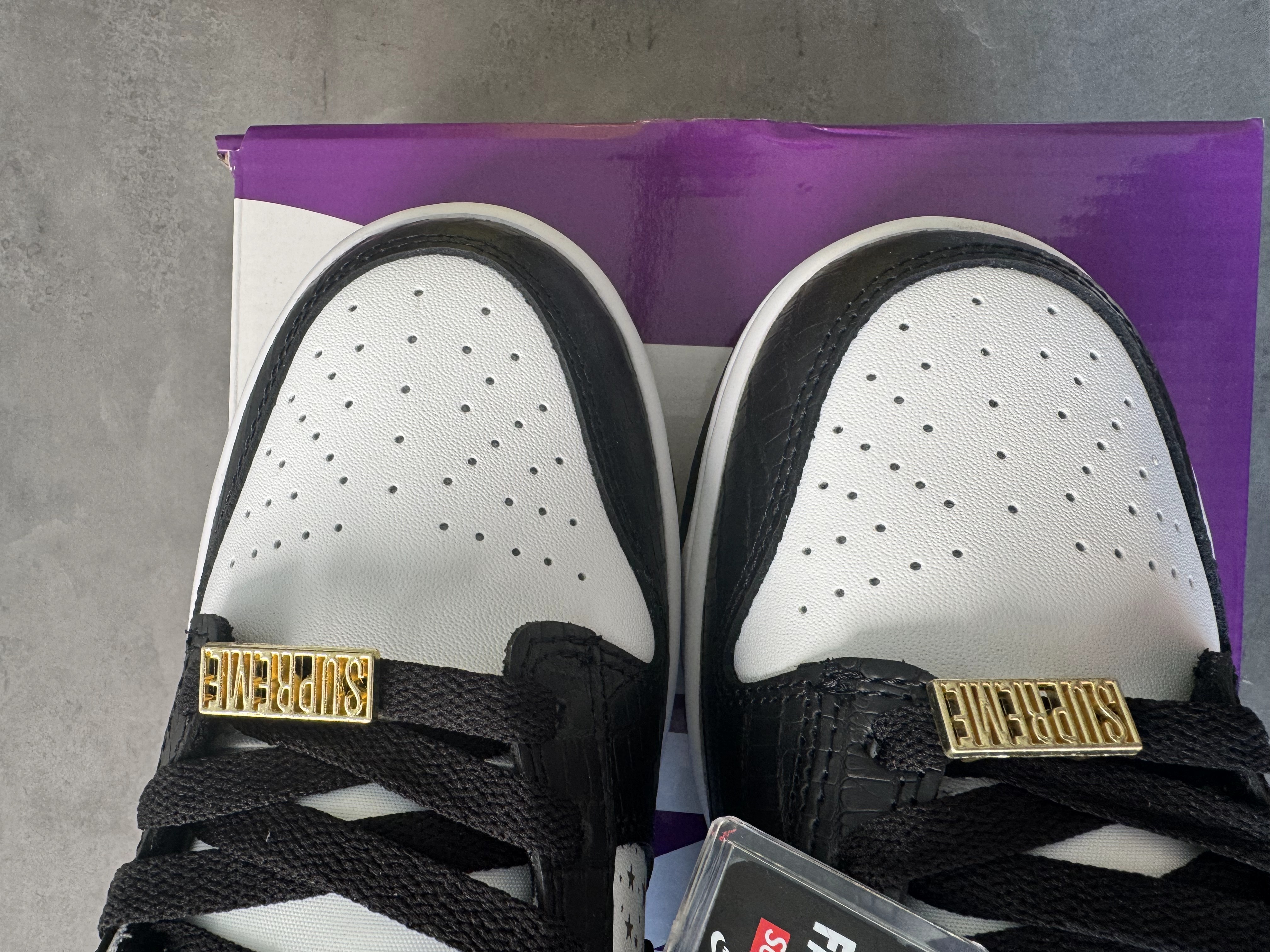 Supreme × Nike SB Dunk Low OG QS "Gold Stars" White/Black (DH3228-102)