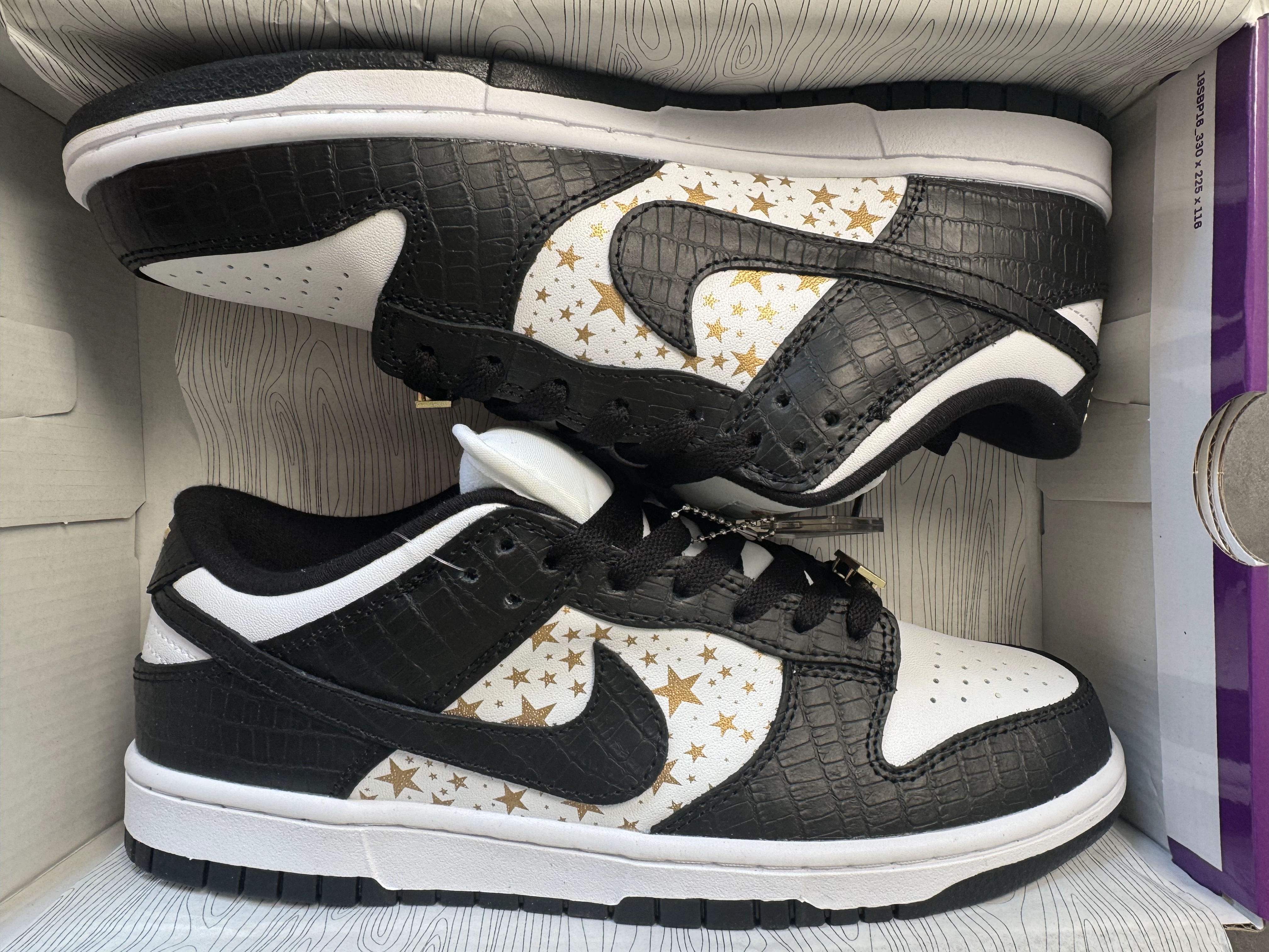 Supreme × Nike SB Dunk Low OG QS "Gold Stars" White/Black (DH3228-102)