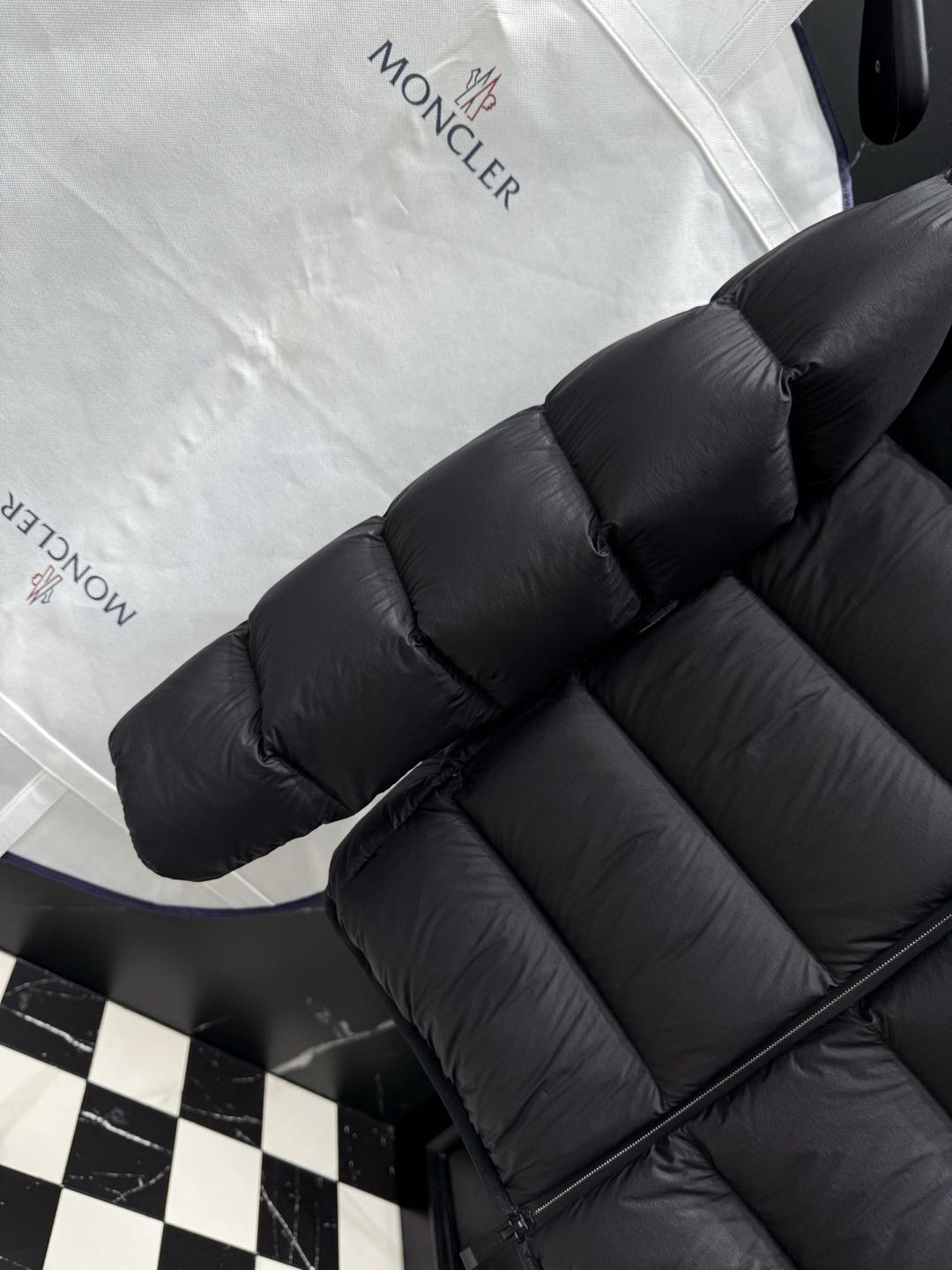 MONCLER Black Veumont Men's Hooded Short Down Jacket（K10911A00028597YD999）