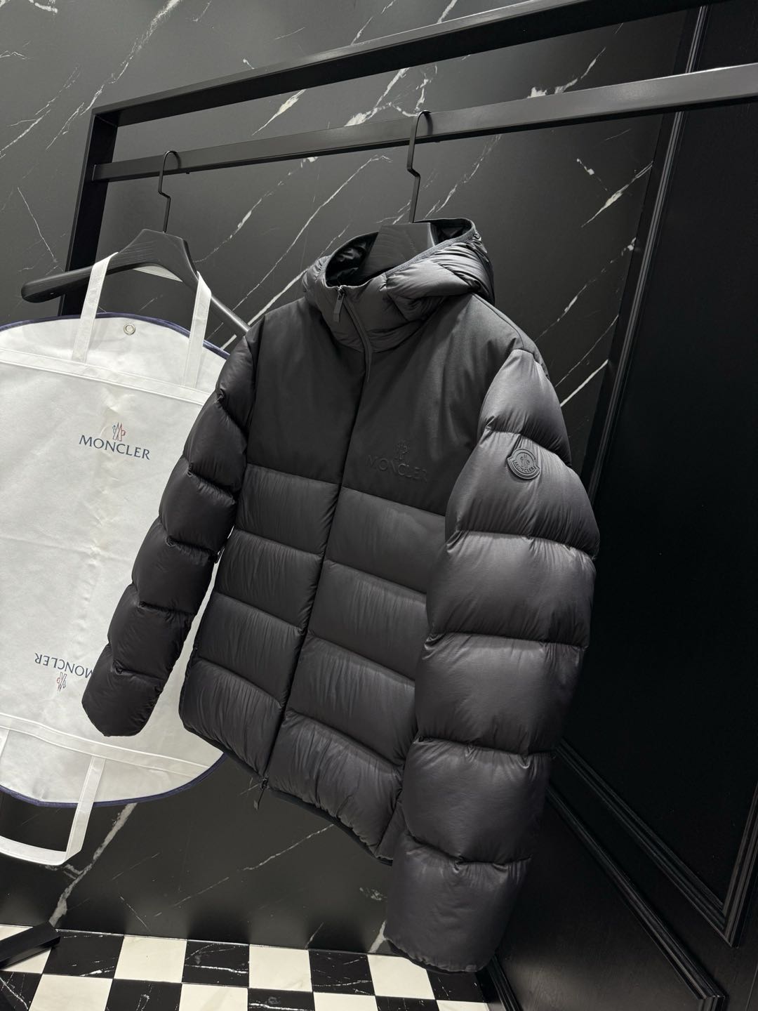 MONCLER Black Veumont Men's Hooded Short Down Jacket（K10911A00028597YD999）