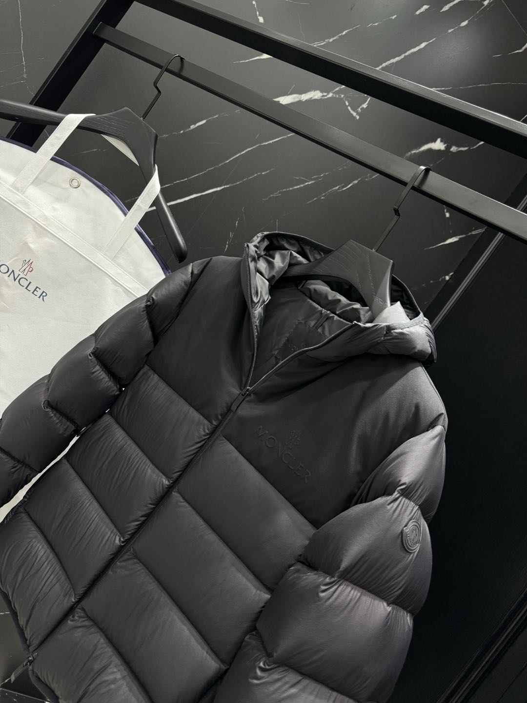 MONCLER Black Veumont Men's Hooded Short Down Jacket（K10911A00028597YD999）