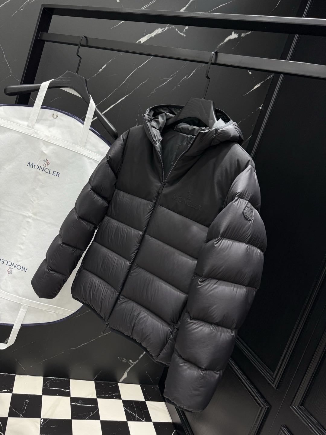 MONCLER Black Veumont Men's Hooded Short Down Jacket（K10911A00028597YD999）