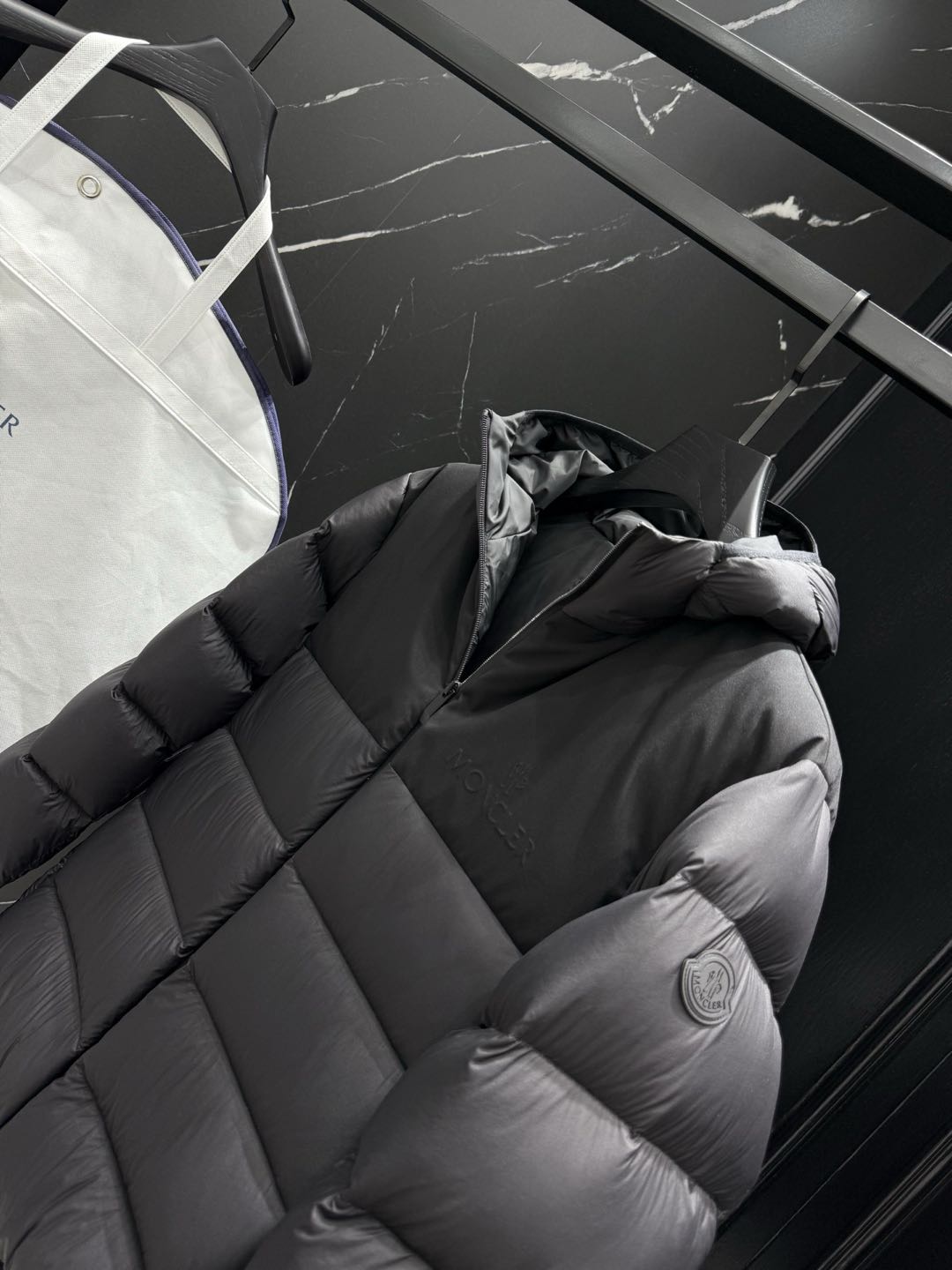 MONCLER Black Veumont Men's Hooded Short Down Jacket（K10911A00028597YD999）