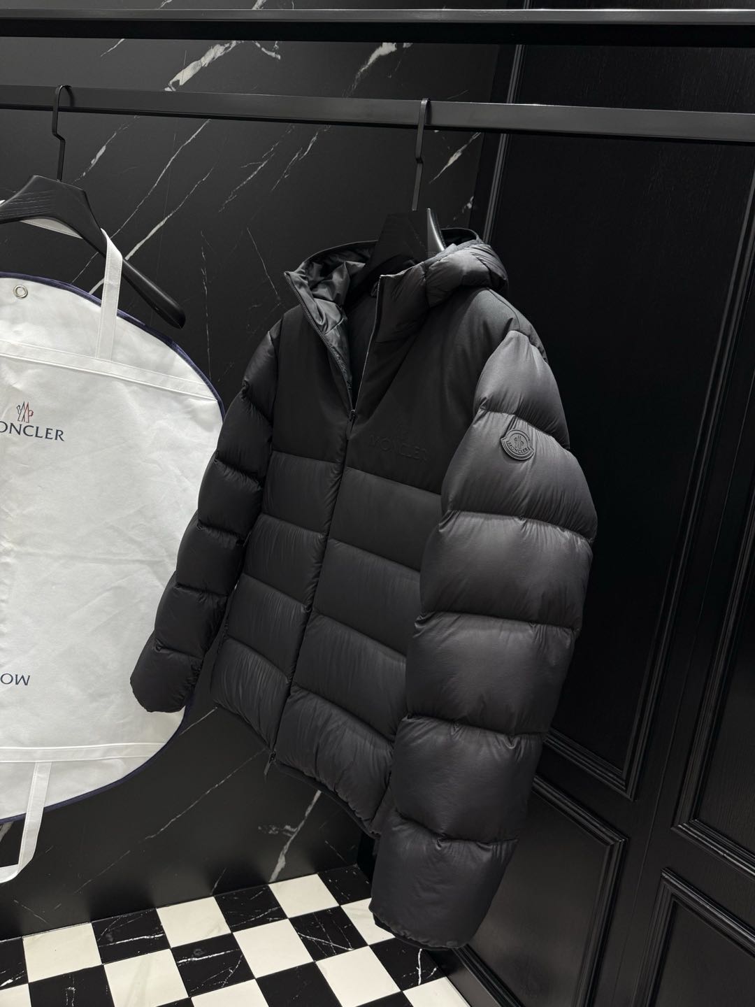 MONCLER Black Veumont Men's Hooded Short Down Jacket（K10911A00028597YD999）