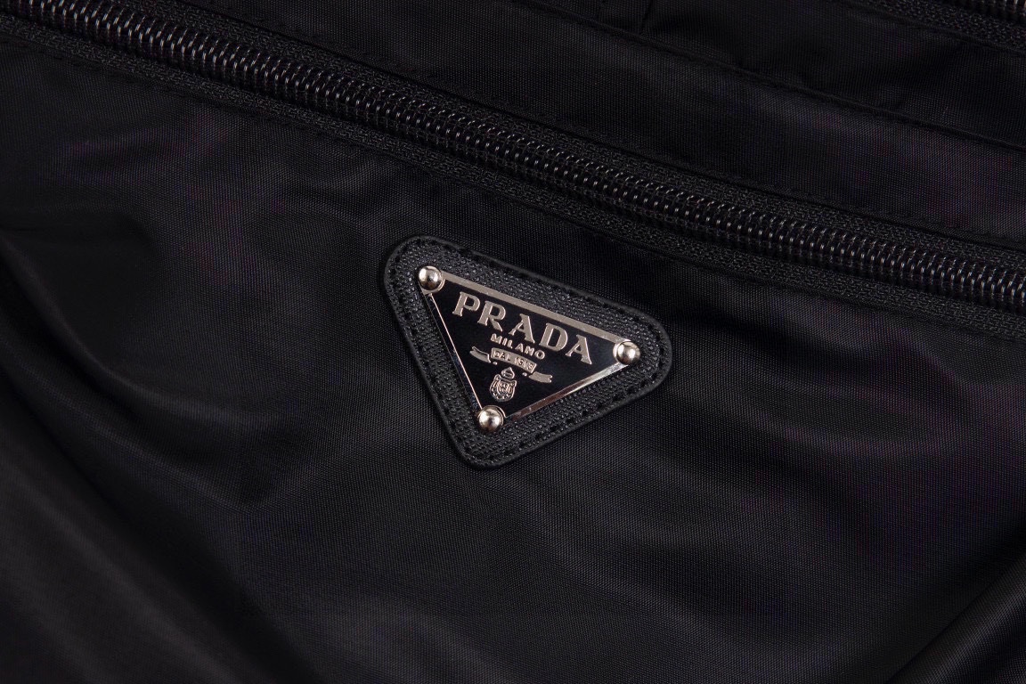Prada Logo Plaque Zipped Shorts(SPH3931WQ8F0002）