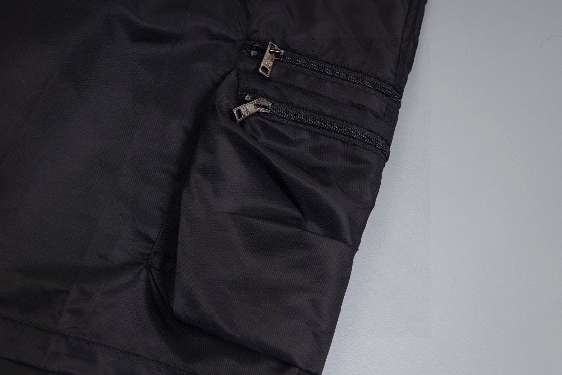 Prada Logo Plaque Zipped Shorts(SPH3931WQ8F0002）