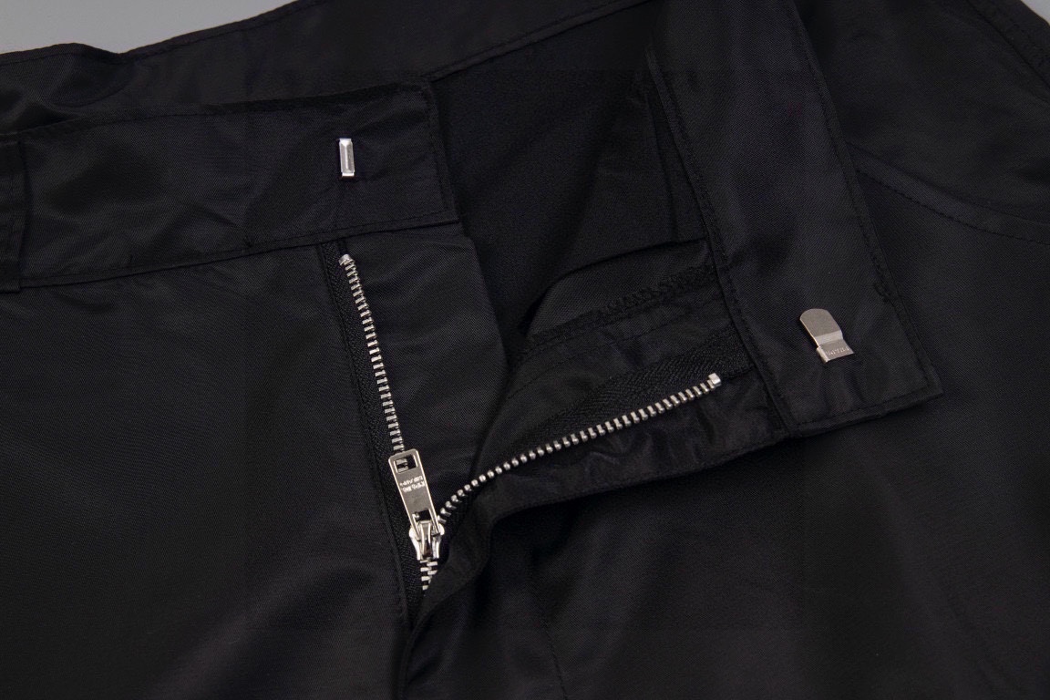 Prada Logo Plaque Zipped Shorts(SPH3931WQ8F0002）