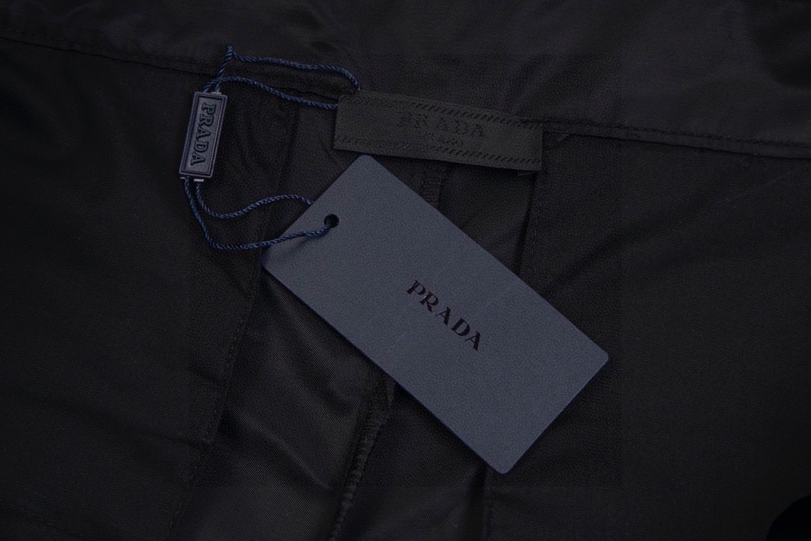 Prada Logo Plaque Zipped Shorts(SPH3931WQ8F0002）