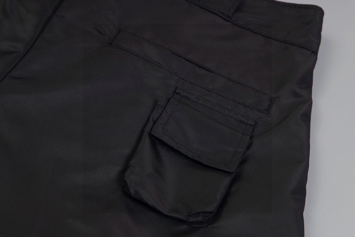 Prada Logo Plaque Zipped Shorts(SPH3931WQ8F0002）