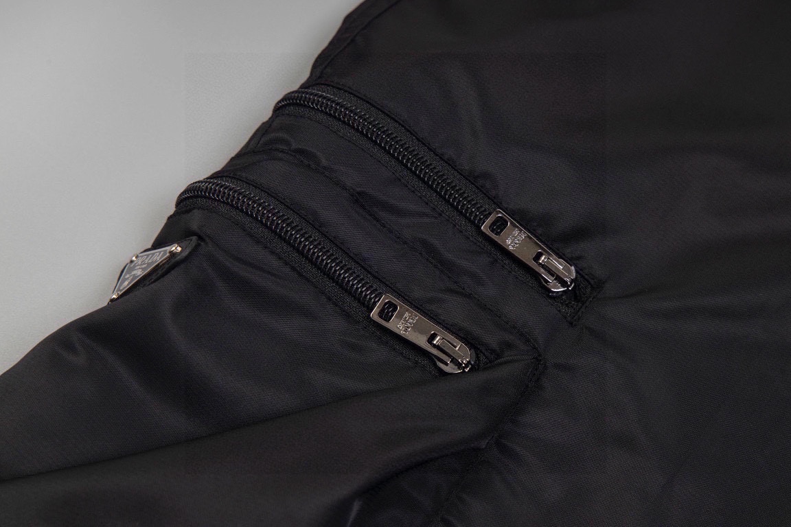 Prada Logo Plaque Zipped Shorts(SPH3931WQ8F0002）