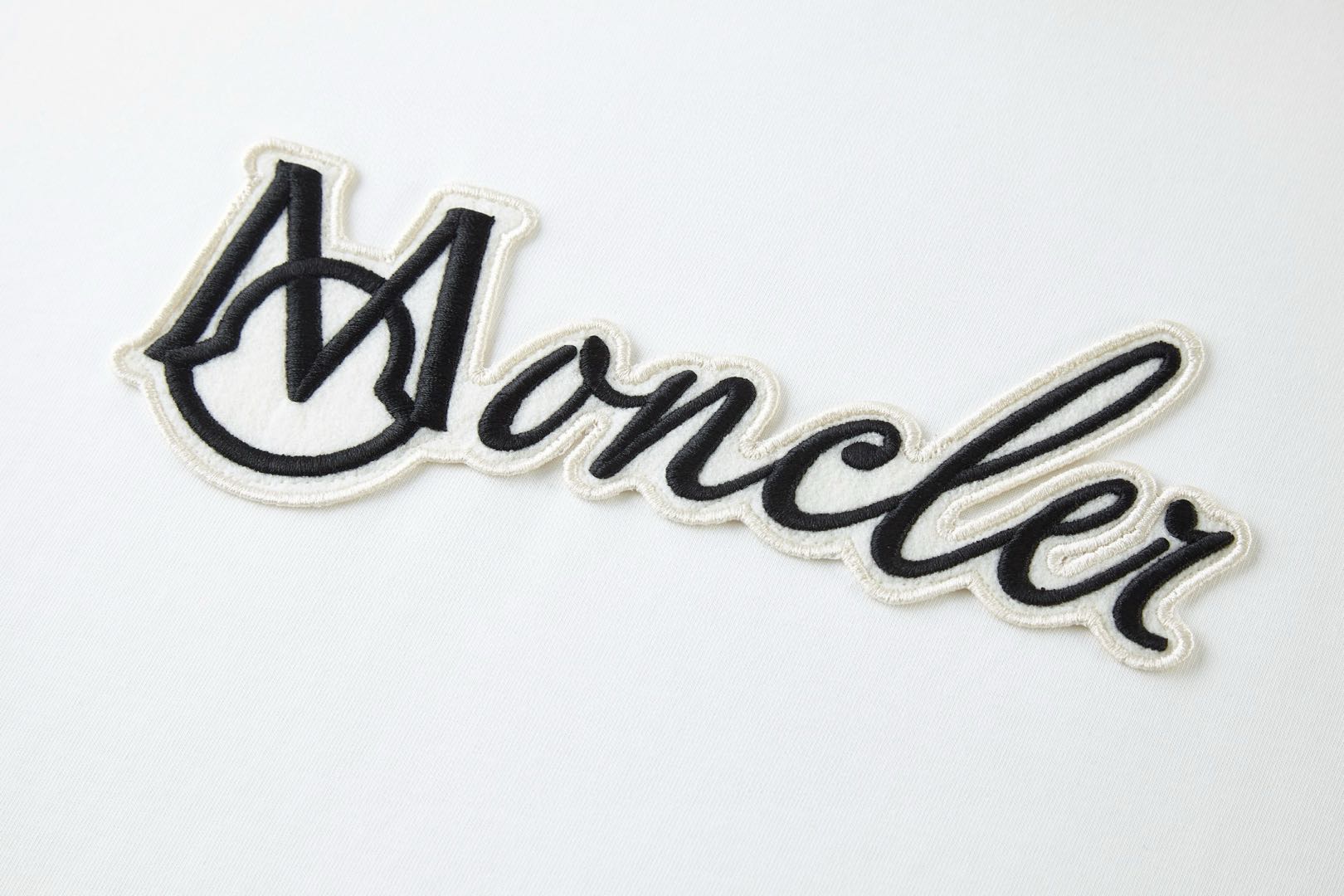Moncler White Logo Cotton T-shirt（K10918C0001189AJS034）