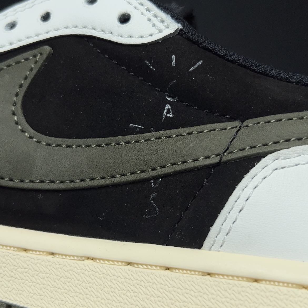 Travis Scott × Nike WMNS Air Jordan 1 Low OG "Medium Olive" (DZ4137-106)