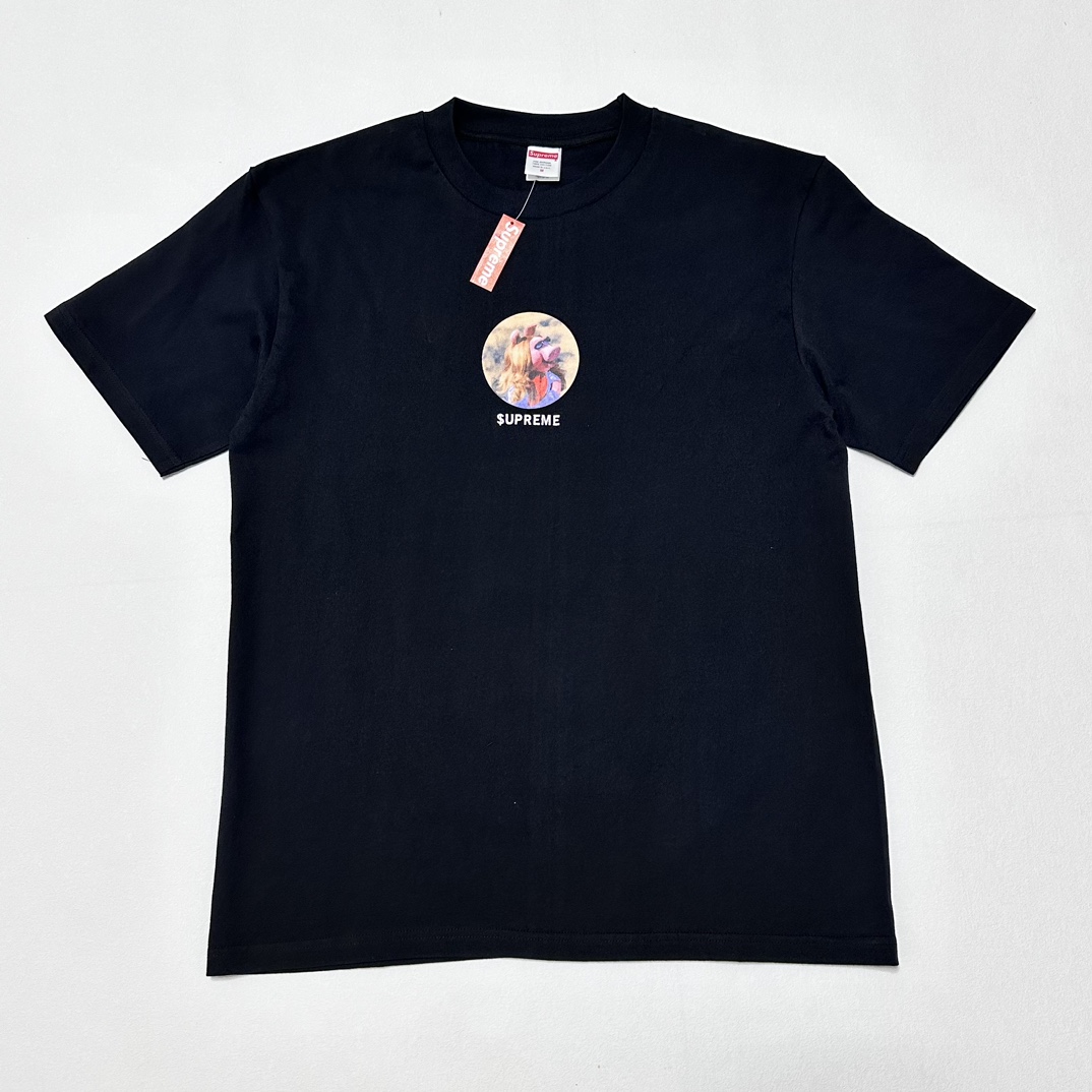 Supreme Miss Piggy Tee Navy（SUP-SS24-295）