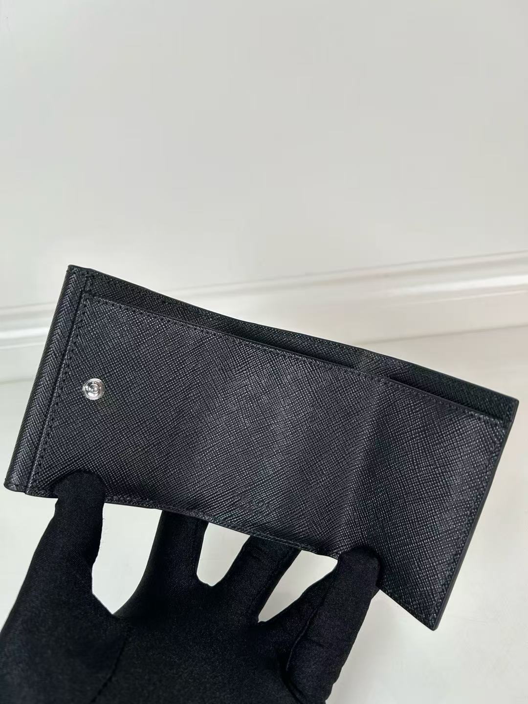 Prada Black Saffiano Triangle Wallet（2MH042_QHH_F0002）