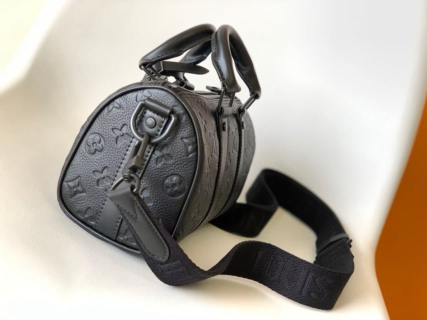 Louis Vuitton Keepall Bandouliere 25 Taurillon Monogram Leather "Noir"（M20900）