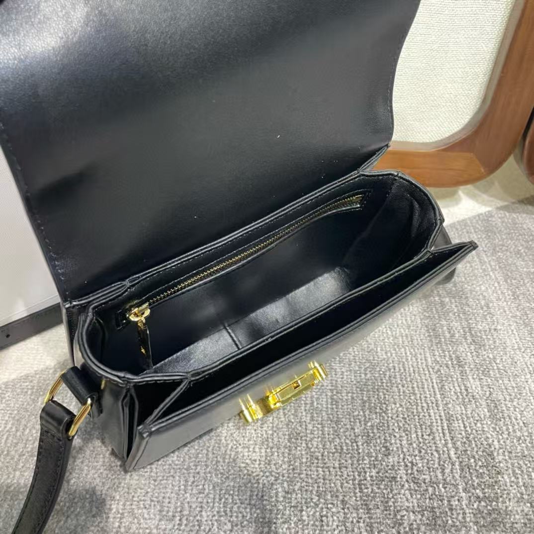 Celine Teen Triomphe Bag in Shiny Calfskin Black（188423BF4-38NO）