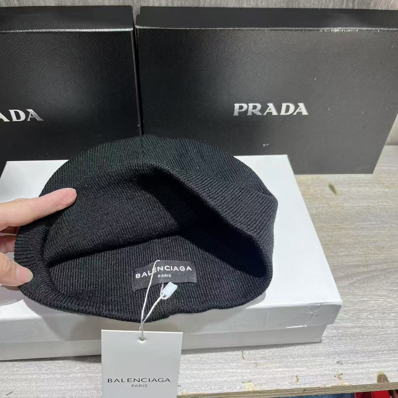 Balenciaga Men's Loop Sports Icon Beanie in Black（773070443b11000）