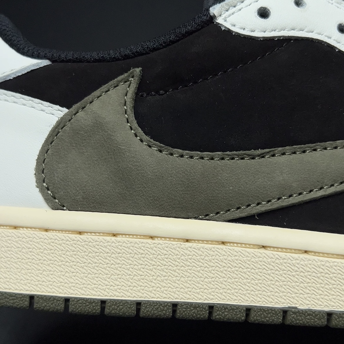 Travis Scott × Nike WMNS Air Jordan 1 Low OG "Medium Olive" (DZ4137-106)