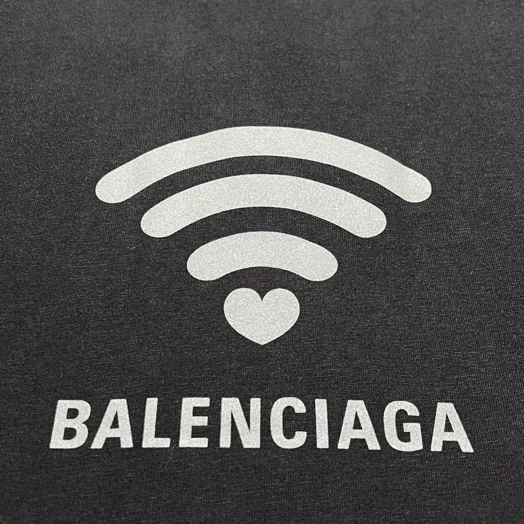 【BALENCIAGA】LO_VE Tシャツ ミディアムフィット(764235TQVK21576）