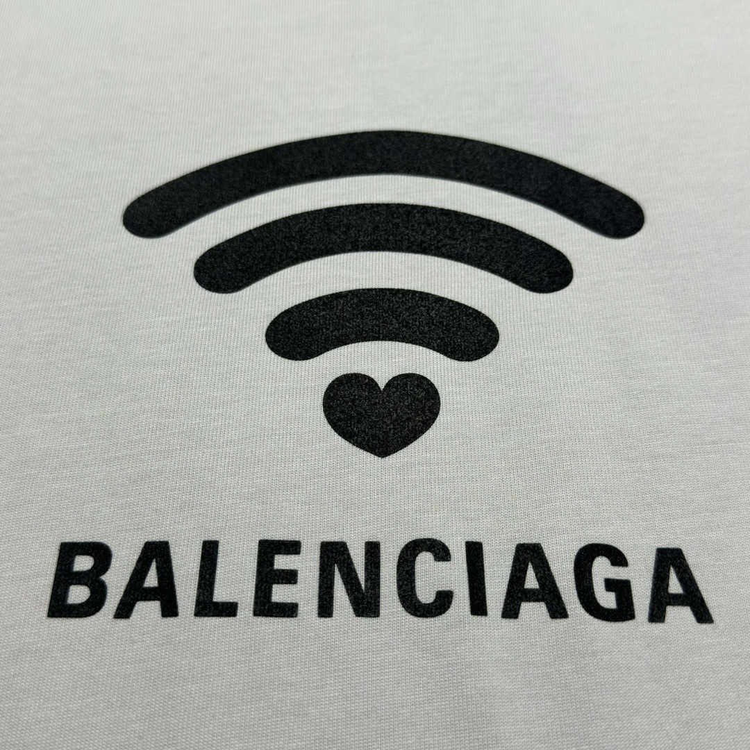 【BALENCIAGA】LO_VE Tシャツ ミディアムフィット(764235TQVK23307）