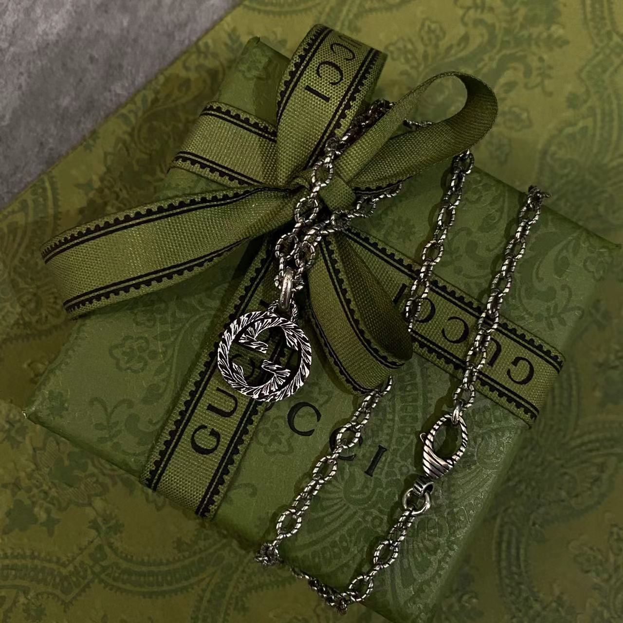 GUCCI グッチ  メンズ レディース インターロッキングG ペンダント（455307-J8400-0811）