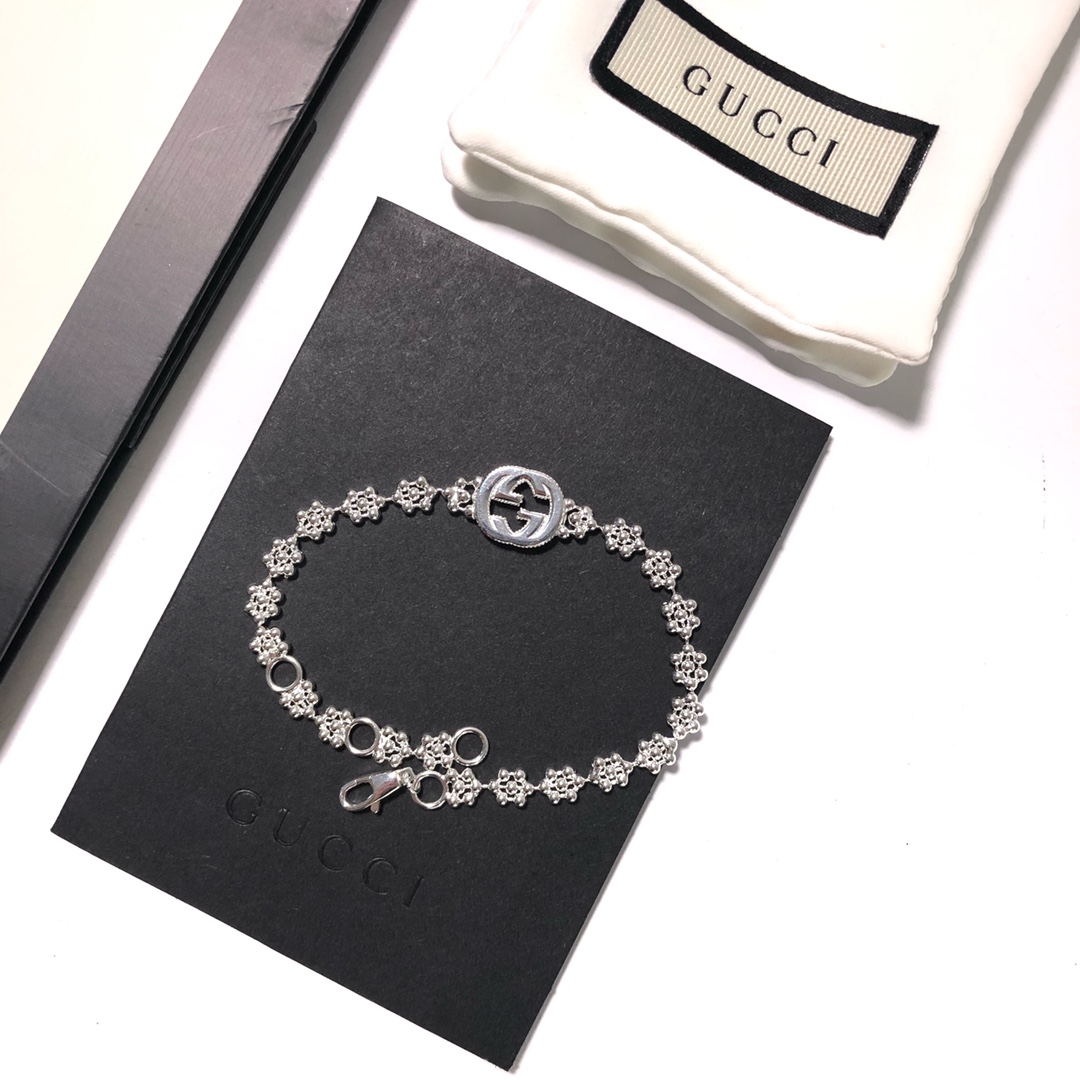 GUCCIインターロッキングG シルバー ブレスレット（481687-J8400-8106）