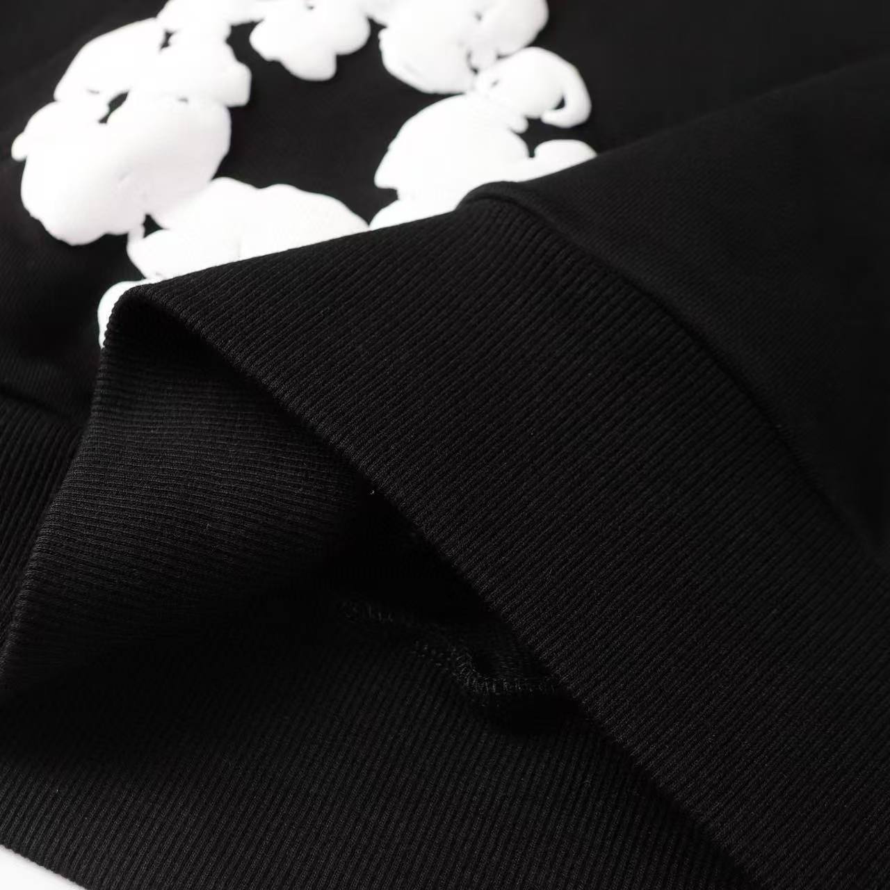 DENIM TEARS The Cotton Wreath Sweatshirt "Black"(301-010-30）