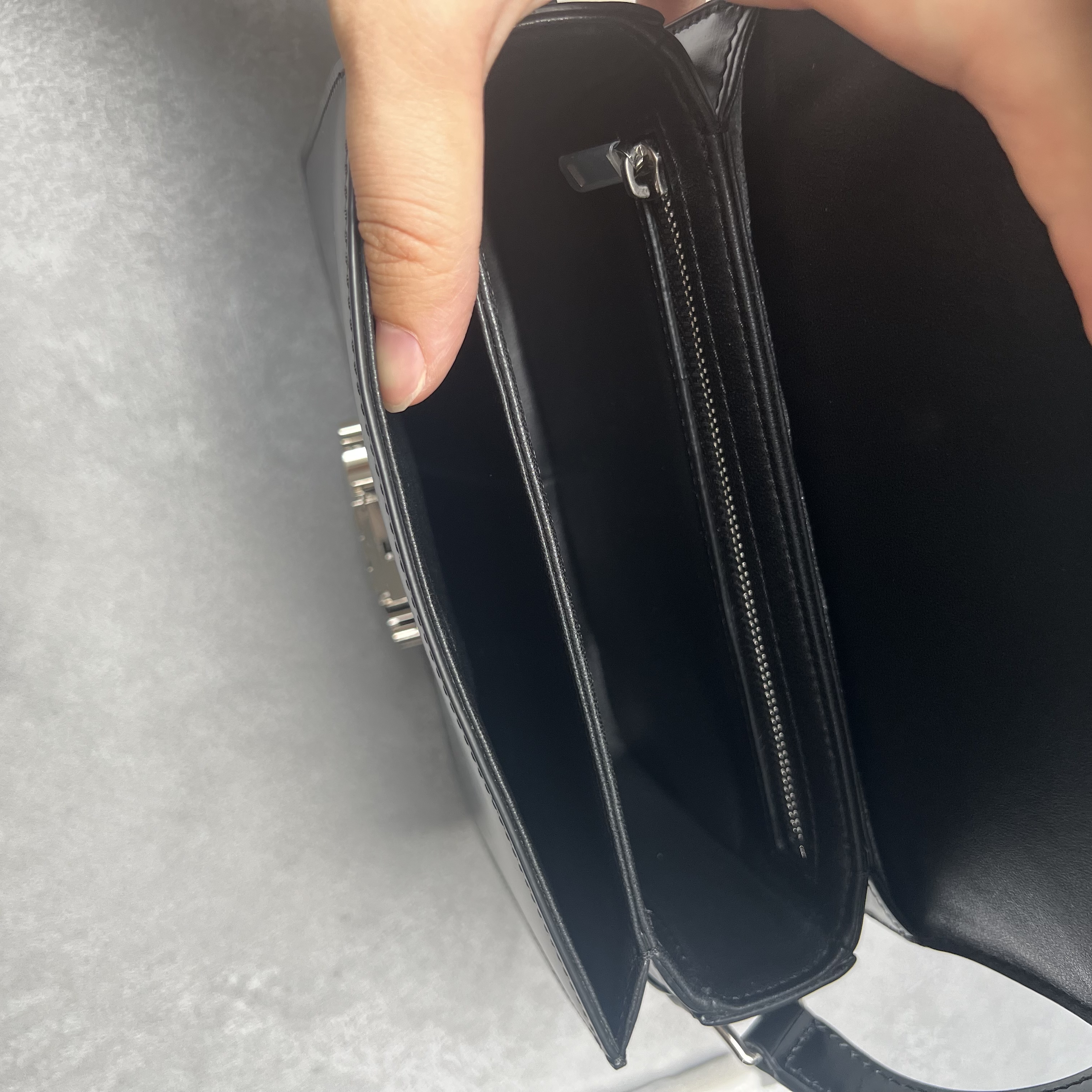 【ライブ配信中の展示品でございます】Celine Teen Triomphe Bag in Shiny Calfskin Black