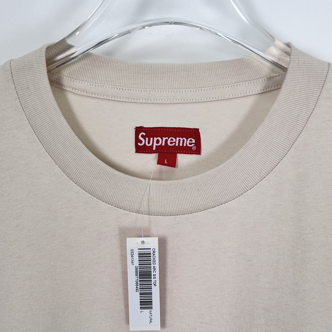 Supreme Cracked Arc S/S Top "Light Tan"（SUP-SS24-055-1）