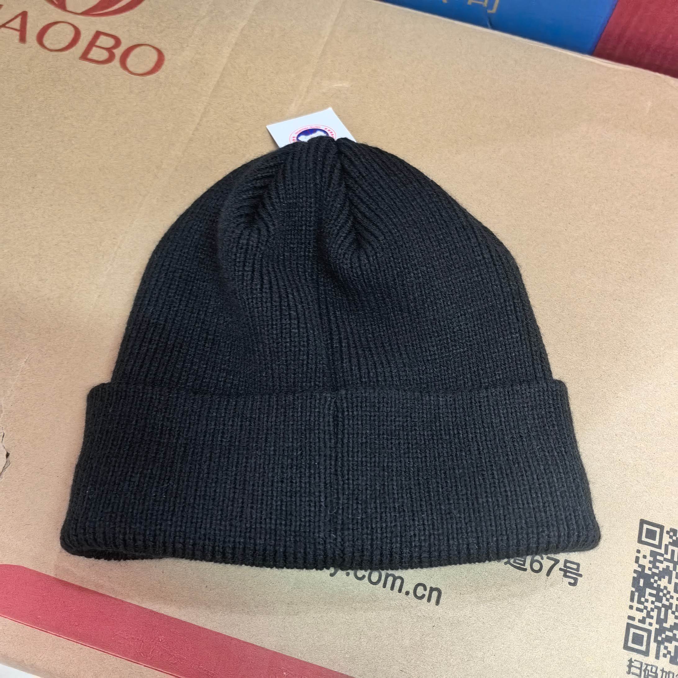 CANADA GOOSE Knitted Plush Beanie (Non-Wool)（57802508）
