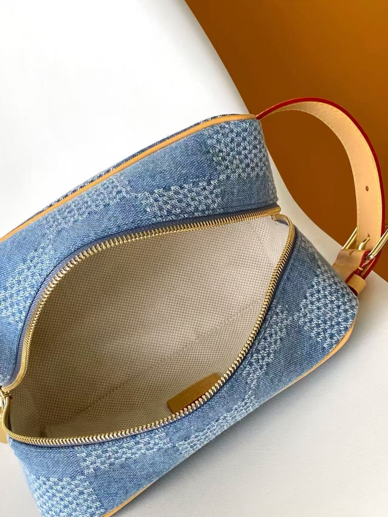 Louis Vuitton Locker Dopp Kit clutch bag (N40753）