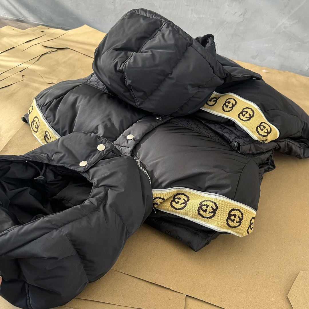 Gucci printed down jacket ​（598725-z8afz-1043）