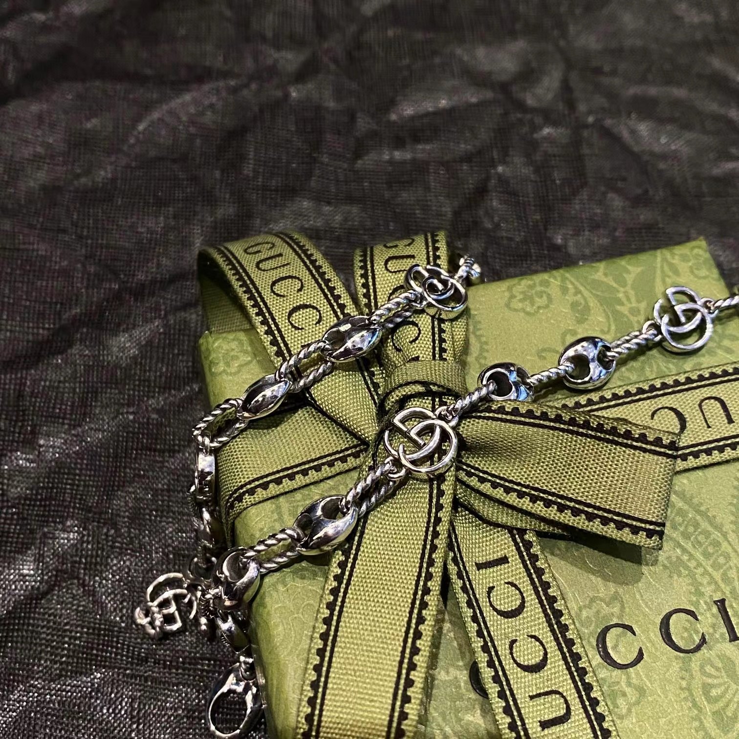 GUCCIグッチ GGミツバチ彫刻ブレスレットシルバー(728264-J8400 GUCCIグッチ GGミツバチ彫刻ブレスレットシルバー(728264-J8400
