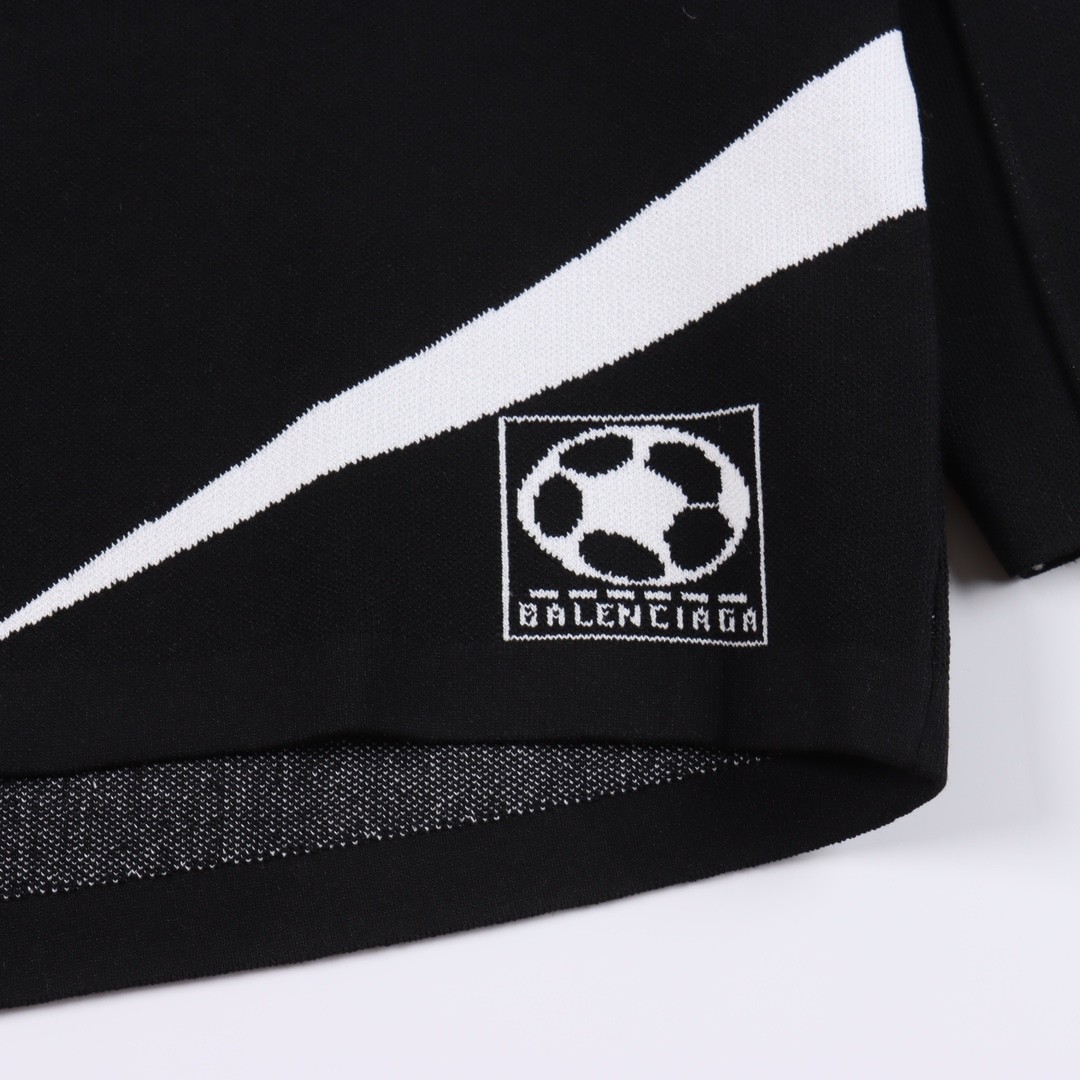 Balenciaga logo turtleneck sweater（641796T61821070）