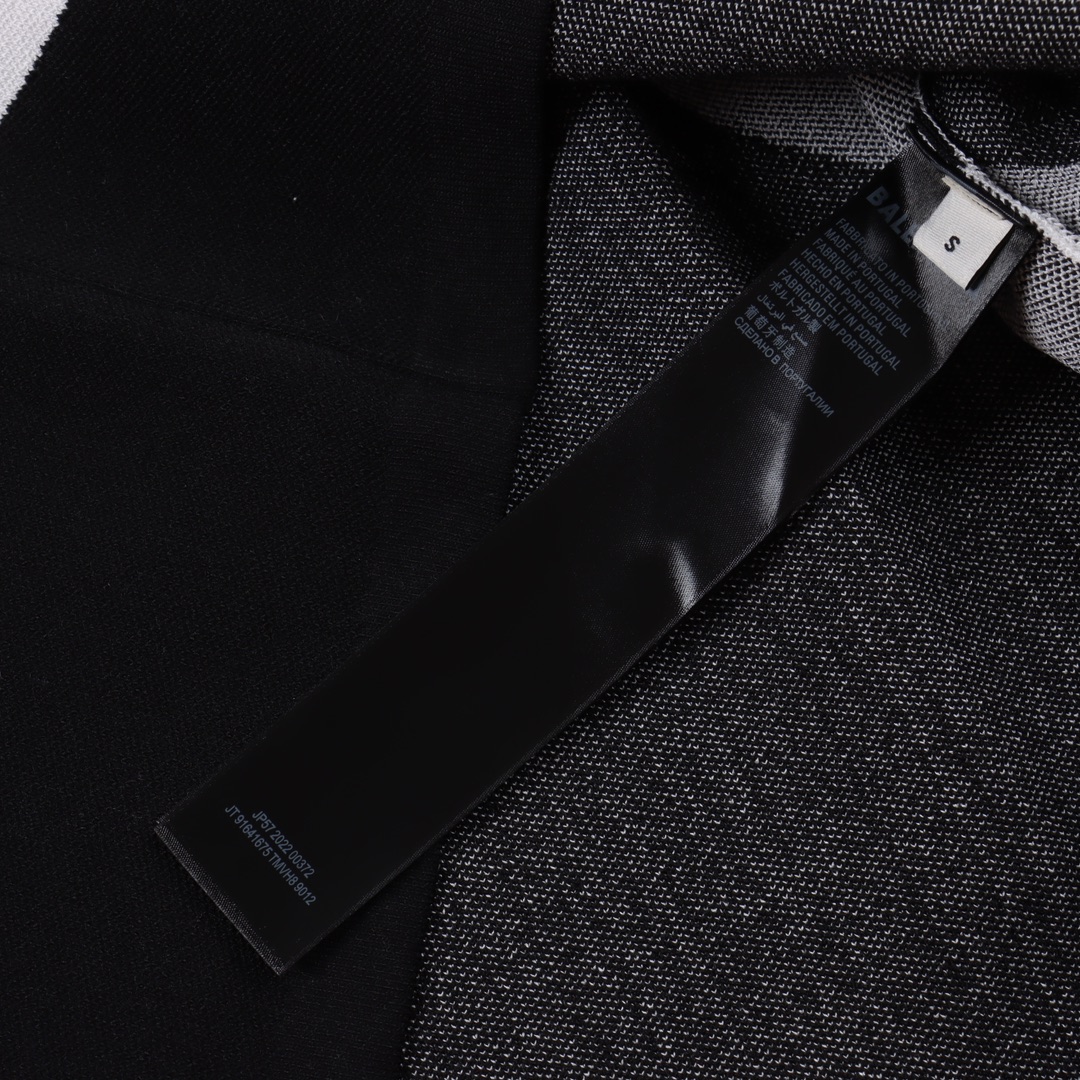 Balenciaga logo turtleneck sweater（641796T61821070）