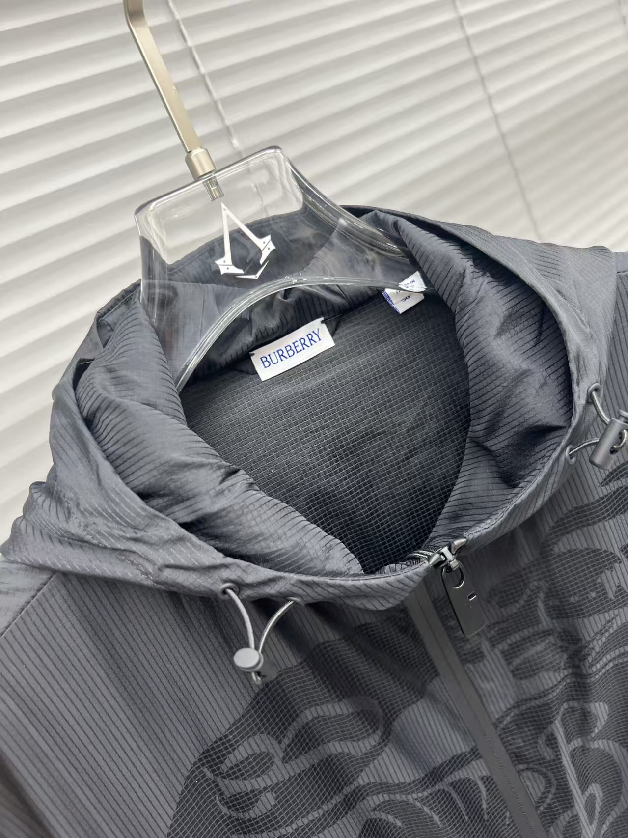 Burberry hooded printed zip-up jacket（BER2025002）