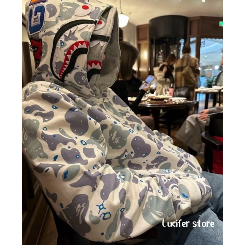 ʟᴜᴄɪꜰᴇʀ ꜱᴛᴏʀᴇ 𝗔 𝗕𝗔𝗧𝗛𝗜𝗡𝗚 𝗔𝗣𝗘 Bape 猿人鯊魚星空夜光迷彩灰帽白色外套| 蝦皮購物