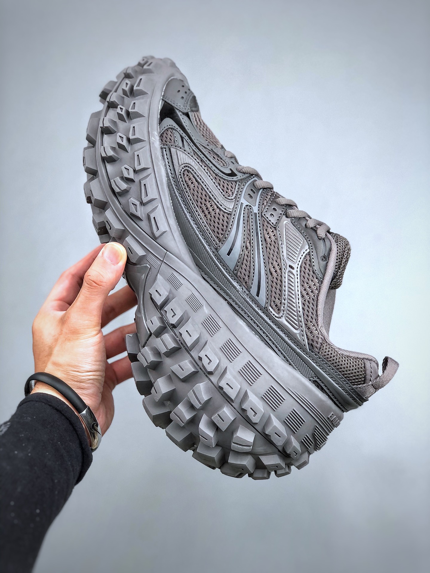 Balenciaga Defender “grey”（685613W2RAA2000）
