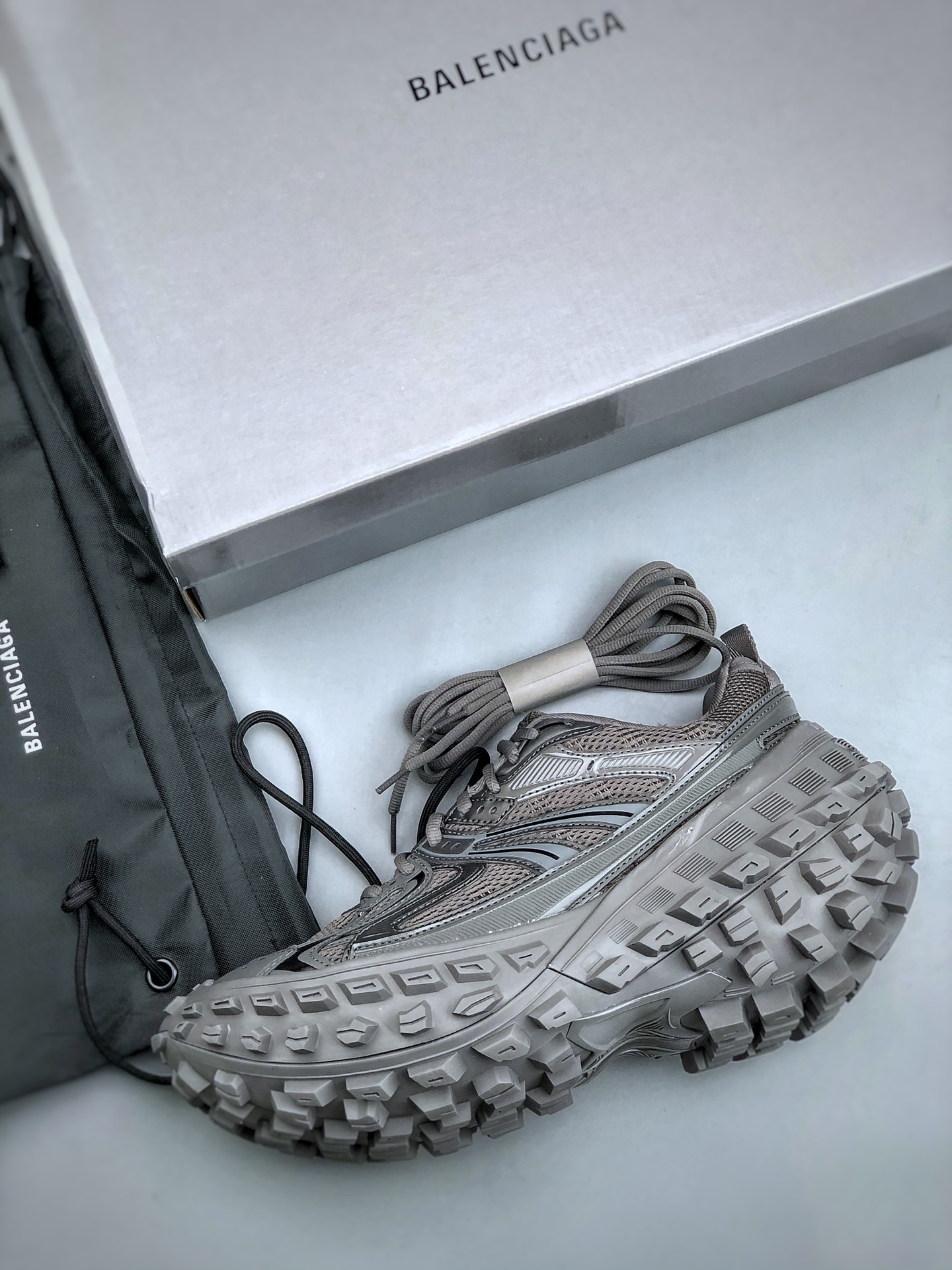 Balenciaga Defender “grey”（685613W2RAA2000）