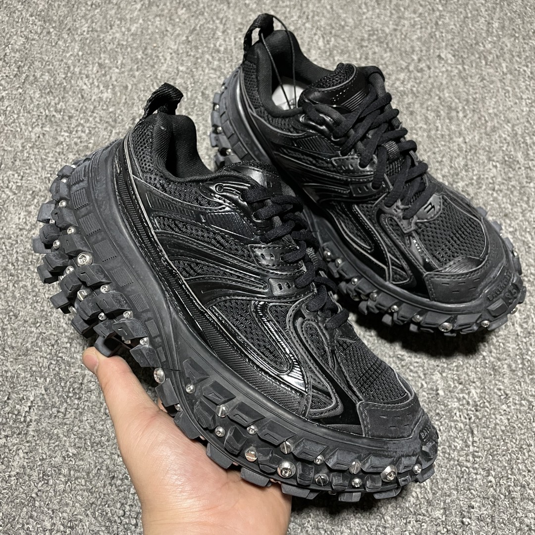 BALENCIAGA Bouncer (Defender) Screw Sneaker With Piercings"Black"（685613W2RAD1081）
