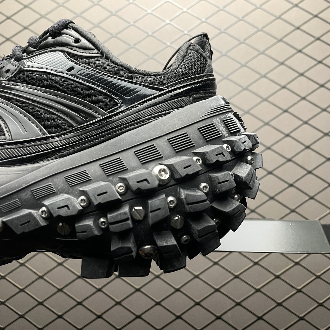 BALENCIAGA Bouncer (Defender) Screw Sneaker With Piercings"Black"（685613W2RAD1081）