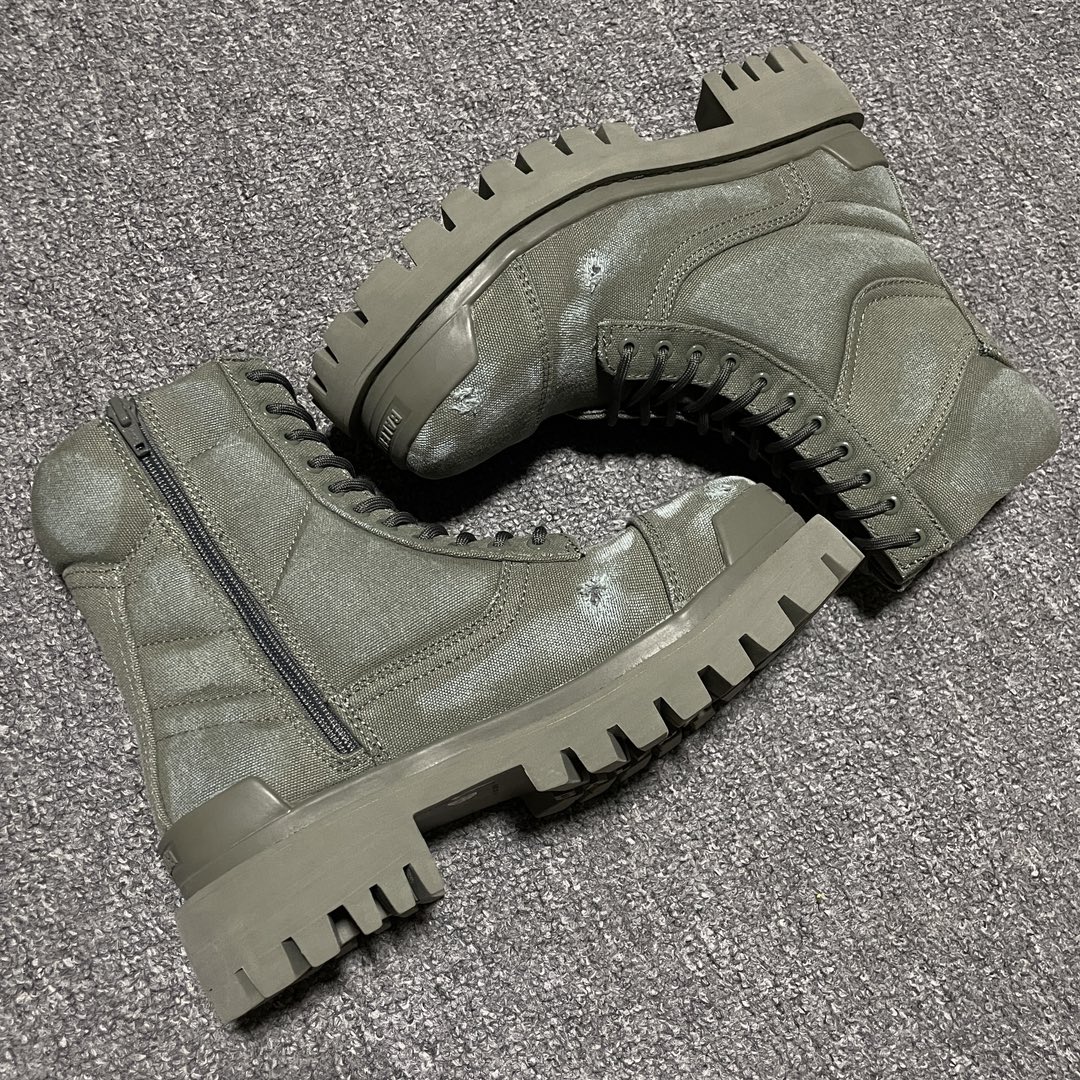 Balenciaga  Distressed ankle boots（694042W2H113300）