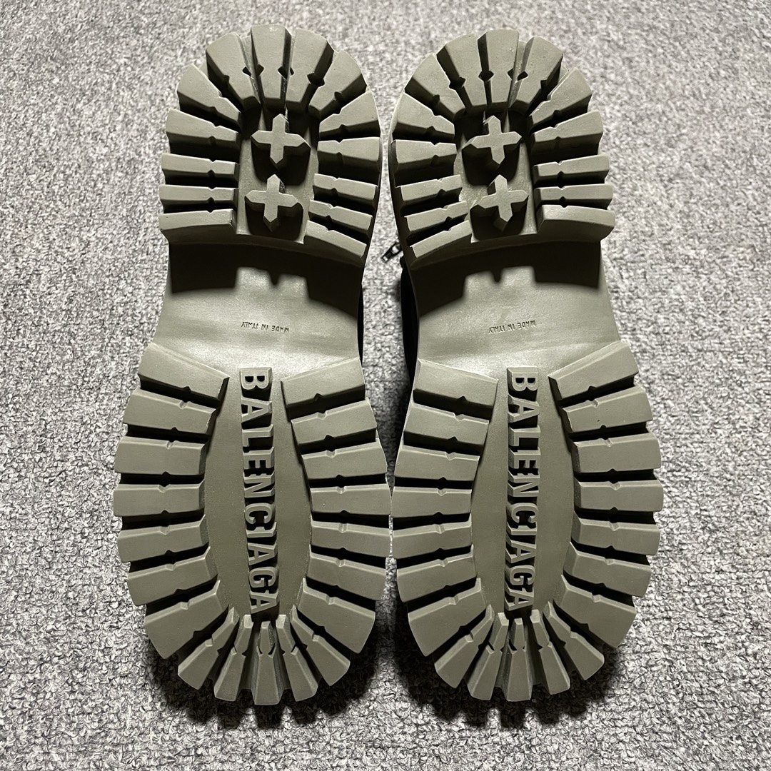 Balenciaga  Distressed ankle boots（694042W2H113300）